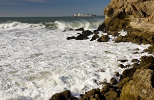 Images Dated 5th December 2008: The Pacific Ocean coast of San Francisco, with container ship entering the Bay area