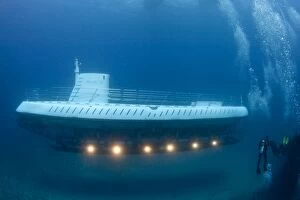 Passanger Submarine - and divers