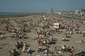 Blackpool Gallery: People - Crowds of holidaymakers enjoying sunshine