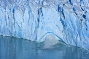 Perito Moreno Glacier - a piece of ice falls down