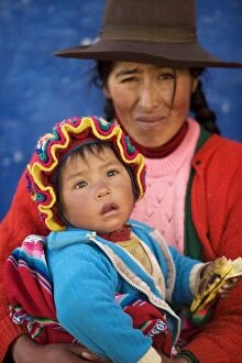 Images Dated 20th May 2000: Peruvian mother & child - near Cusco city - Peru Peruvian mother & child - near Cusco city - Peru