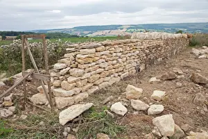 Damage Prints: Restoring damaged Cotswold stone wall - near Winchcombe - Gloucestershire - UK