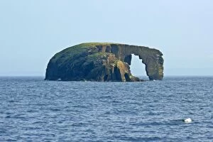 Images Dated 1st June 2007: Rock Arch - Dore Holm, Shetland's most famous rock arch