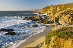 Images Dated 29th November 2010: Rocky unspoilt Pacific Ocean coast at Bodega Bay, north California, USA