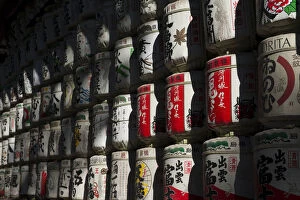 Straw Gallery: Sake barrels - wrapped in straw (kazaridaru in Japanese)