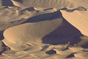 Images Dated 17th March 2008: Sand dunes in the Namib Desert
