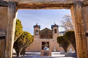 Images Dated 15th February 2009: Santuario de Chimayo - entrance portal with view towards plaza and the santuario