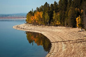Calm Gallery: Shoreline and autumn colors on Lake Jackson