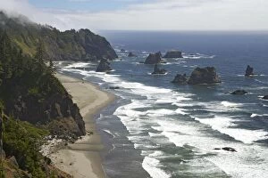 Images Dated 3rd May 2006: Shoreline between Brookings & Gold Beach showing offshore stacks Oregon Coast, USA LA000847
