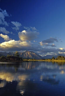 Images Dated 13th September 2007: Sofa Mountain reflects into Maskinonge Lake