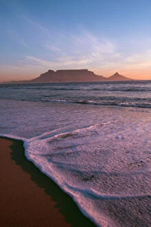 Images Dated 17th March 2009: South Africa CRH 822 Table Mountain Cape Town South Africa - sunset © Chris Harvey ARDEA LONDON
