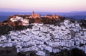 Clinging Gallery: SPAIN - the җhite townӠof Casares, spectacularly