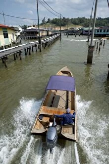 Brunei Gallery: Speedboat in Water Village Water taxi passing walkway