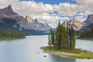 Rocky Mountains Gallery: Spirit Island in Maligne Lake in front of mountainscape