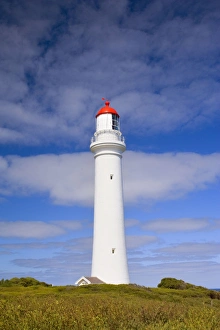 Images Dated 17th November 2008: Split Point Lighthouse - a beautiful lighthouse sitting on top of a cliff along the Great Ocean