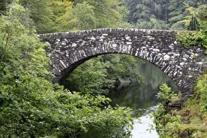 Images Dated 27th August 2010: Stone Bridge over river