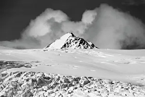 Stormy Gallery: Stormy clouds approaching the Lilliehookbreen Glacier