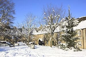 Images Dated 7th January 2010: Stow on the Wold - market square covered in snow