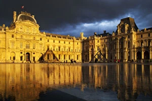Sunlight and reflections at Musse du Louvre