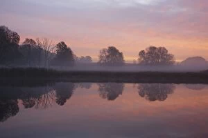 Images Dated 28th October 2009: Sunrise - with reflections in lake