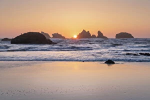 Recreation Collection: Sunset on Bandon Beach at low tide, Bandon, , Oregon Date: 12-04-2021