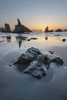 Images Dated 21st April 2022: Sunset on Bandon Beach at low tide, Bandon, , Oregon Date: 13-04-2021