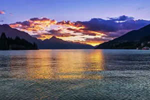 Zealand Prints: Sunset over Lake Wakatipu from Queenstown