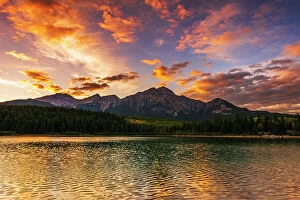 Images Dated 25th May 2021: Sunset at Patricia Lake, Jasper National Park, Alberta, Canada. Date: 25-05-2021