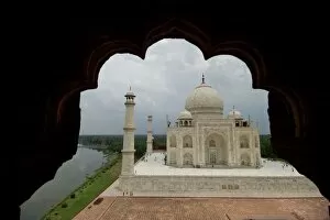 Images Dated 5th July 2010: Taj Mahal - through arch