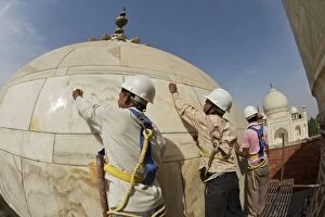 Taj Mahal - marble cleaning on the mosque dome
