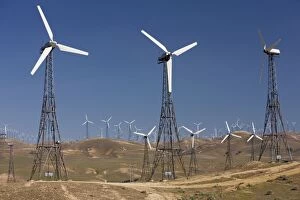 Images Dated 6th April 2010: Tehatchapi Pass Wind Farm - one of the largest