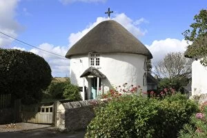Images Dated 18th September 2012: Thatched Roof Round White Washed Cottages