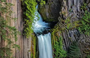 Toketee Falls runs over basalt columns in the Umpqua National Forest, Oregon, USA Date: 14-04-2021
