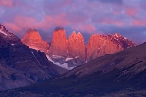 Images Dated 27th March 2010: Torres del Paine - alpenglow on mountain scenery