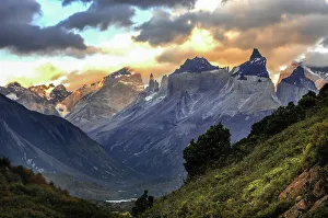 Images Dated 20th January 2022: Torres del Paine mountain ridge in Southern Chile Date: 30-03-2008