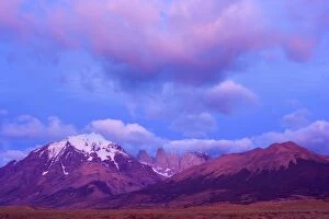 Images Dated 27th March 2010: Torres del Paine - mountain scenery encompassing