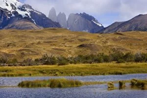 Images Dated 21st March 2010: Torres del Paine - mountain scenery encompassing