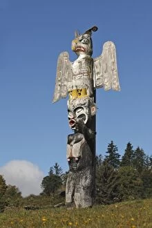 Images Dated 5th October 2007: Totem Pole- tribute to Kwakwaka'wakw Indian