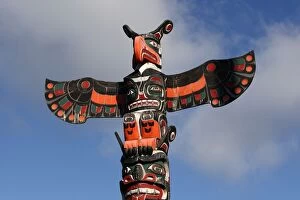 Images Dated 5th October 2007: Totem Pole - tribute to Kwakwaka'wakw Indian