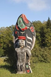 Images Dated 5th October 2007: Totem Pole - tribute to Kwakwaka'wakw Indians