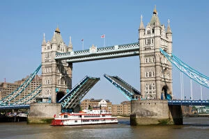 Bascule Gallery: Tower Bridge raised for Dixie Queen Paddlesteamer