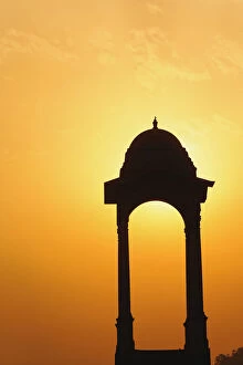 Images Dated 9th June 2010: Tower near the India Gate silhouetted at