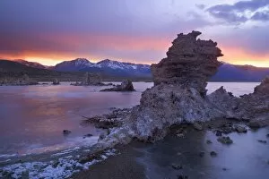 Images Dated 26th May 2009: Tufa Formations - on the shores of Mono Lake with the snow-covered mountains of the Sierra Nevada