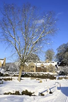 Images Dated 7th January 2010: Upper Slaughter - covered in snow