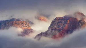 Images Dated 1st June 2021: USA, Arizona, Grand Canyon. Foggy sunrise on canyon. Date: 14-01-2017