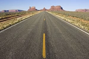 Images Dated 3rd April 2005: USA - One of the most famous images of the Monument Valley is the long straight road (US 163)