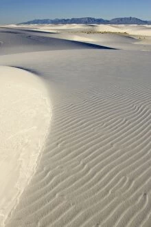 Images Dated 27th March 2005: USA - The glistening dunes of White Sands in the Tularosa Basin are not sand, but fine gypsum