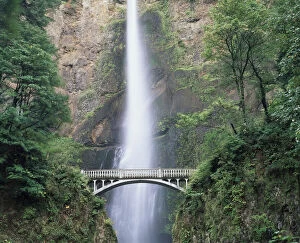 USA, Oregon, Columbia River Gorge, Bridge