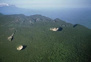 Images Dated 10th October 2007: Venezuela - aerials of Tepuis, South America: Sarisarinama sink hole with rainforest