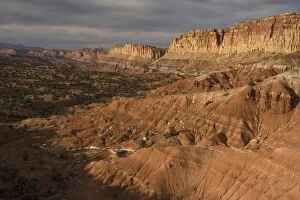 Images Dated 21st November 2006: View of the extensive Waterpocket Fold in Capitol Reef National Park - a vast 100-mile long fold